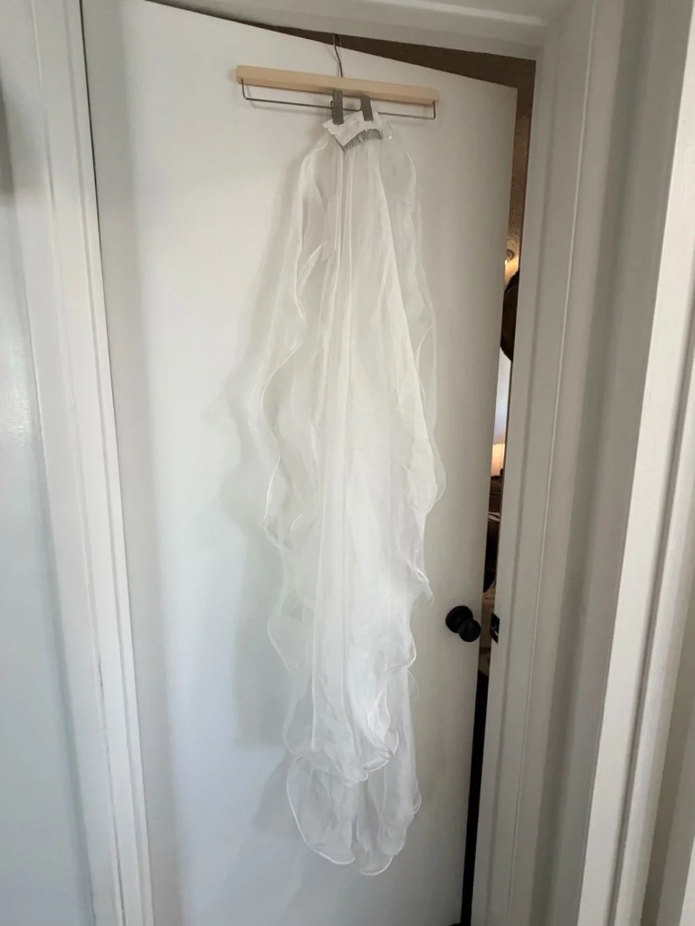 Meshki White Single-Tier Sheer Bridal Veil with Wavy Edge